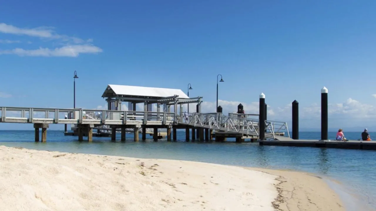 Dom wakacyjny Willa Freshly Revovated Dog Friendly House Walking Distance To Waterfront! Bellara Australia